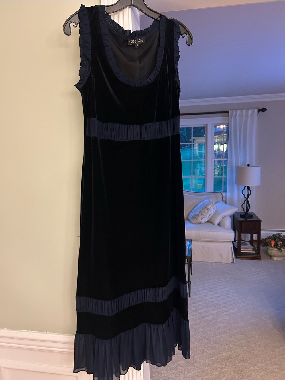 Nita Ideas Navy Velvet Sleeveless Midi Dress